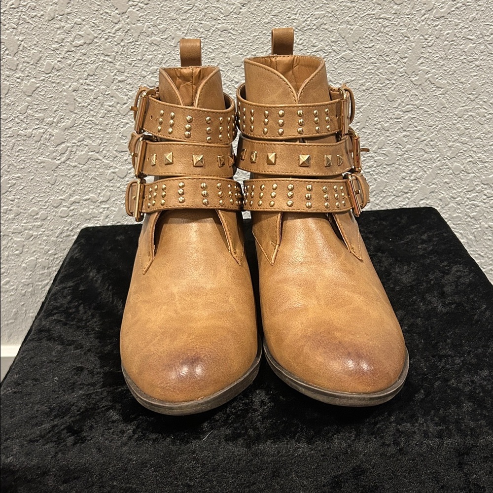 Shoe DazzleStudded Tan Ankle Boots 8.5 - Picture 2 of 5